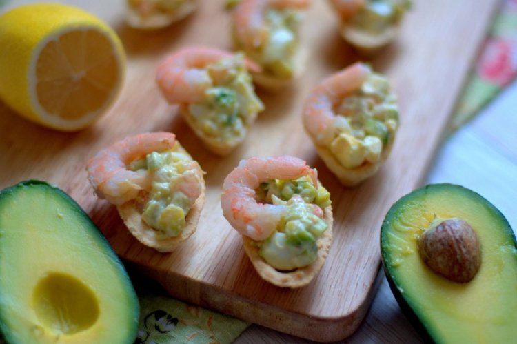 Тарталетки с авокадо и креветками