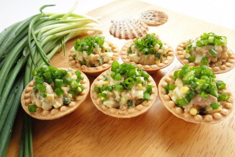 Тарталетки с печенью трески и свежим огурцом