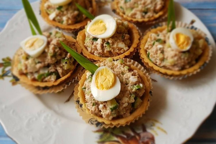 Тарталетки с печенью трески и перепелиными яйцами