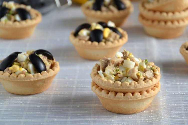 Тарталетки с печенью трески и яйцом