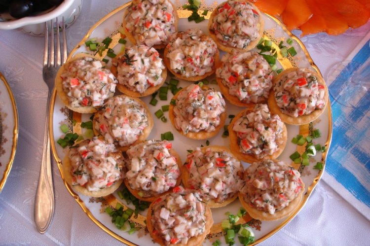 Тарталетки с крабовыми палочками и печенью трески