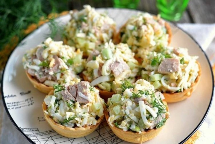 Тарталетки с печенью трески и авокадо