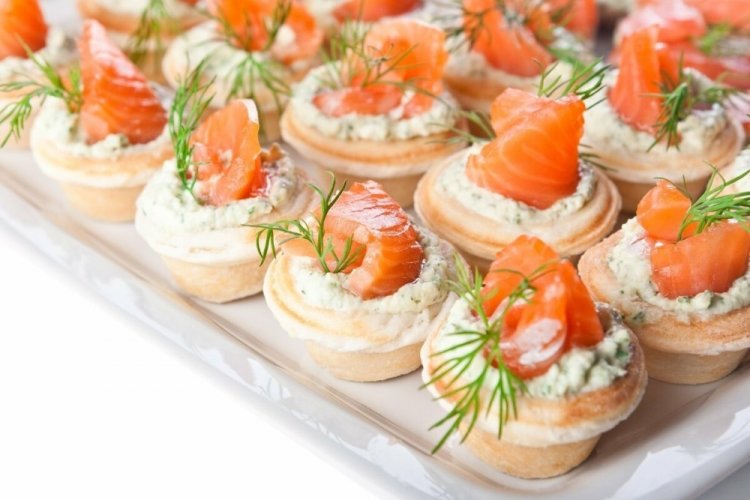 Тарталетки с творожным сыром и красной рыбой