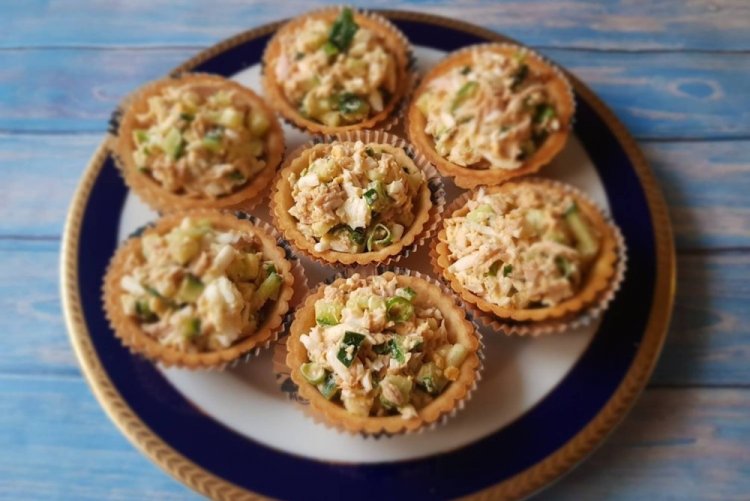 Тарталетки с творожным сыром, тунцом и маринованными огурцами