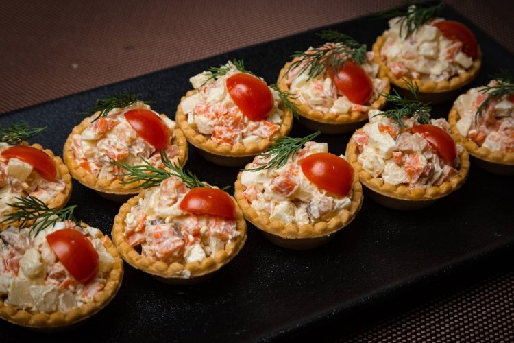 Тарталетки с творожным сыром и копченой курицей