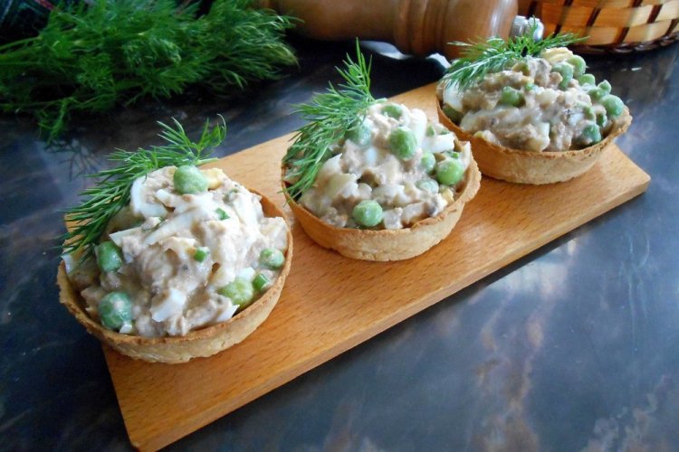 Тарталетки с тунцом и зеленым горошком