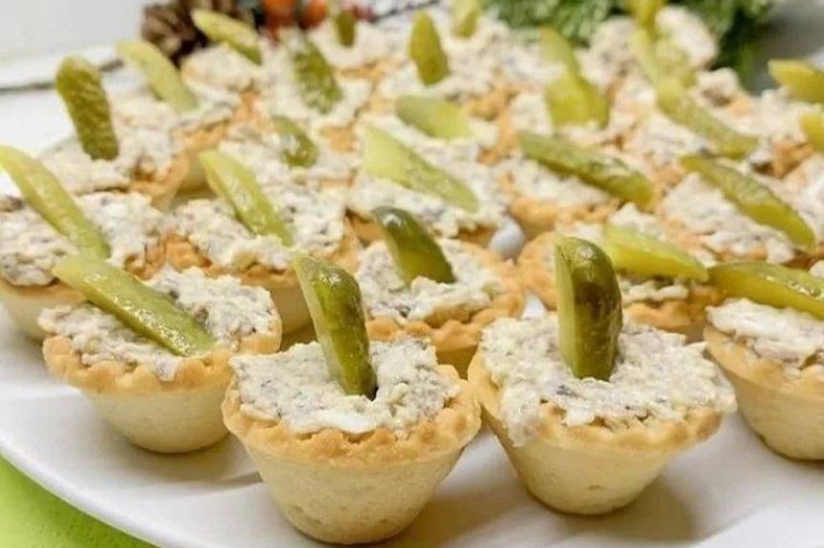 Тарталетки с тунцом и солеными огурцами