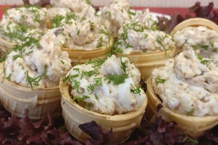 Тарталетки с тунцом и авокадо