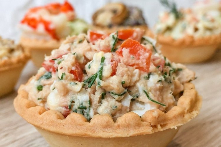 Тарталетки с тунцом и помидорами