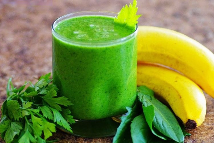 Смузи из банана, рукколы и петрушки