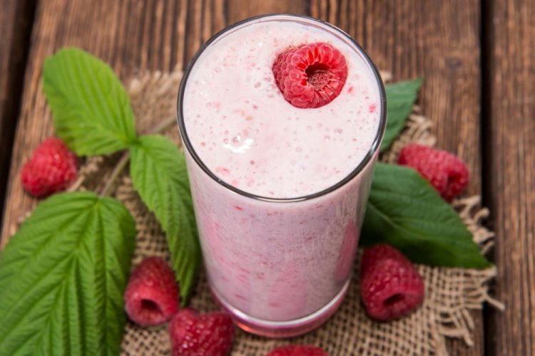 Малиновый смузи с молоком