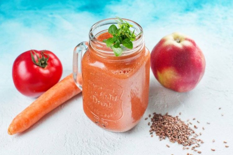 Смузи из яблок, помидора и моркови