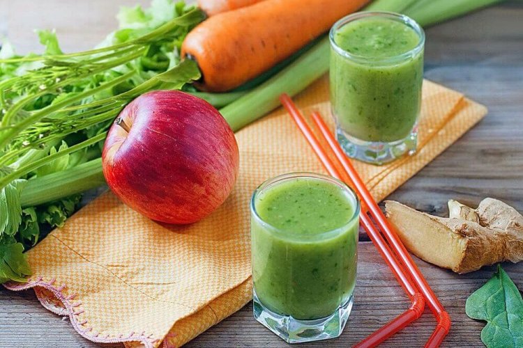 Смузи из яблок, сельдерея, имбиря и моркови