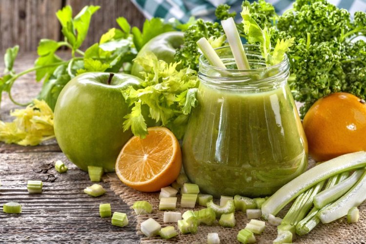 Смузи из сельдерея, зеленых яблок и апельсинов