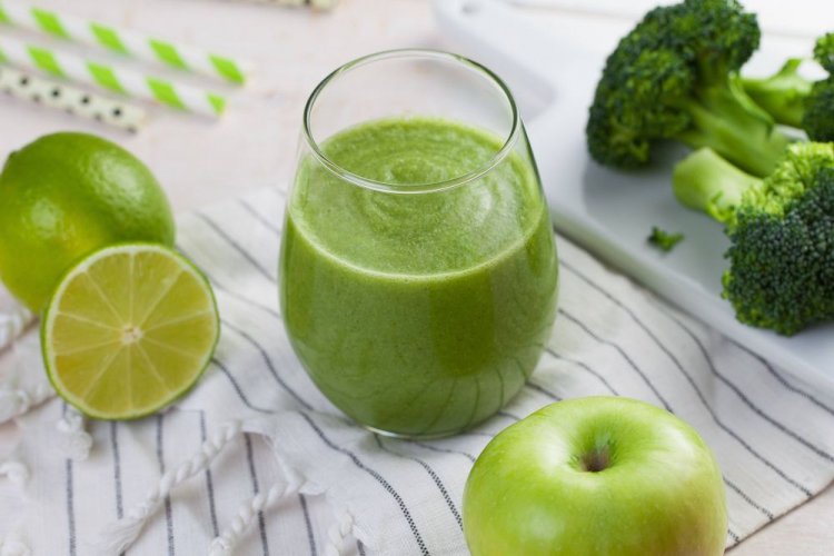 Смузи из яблок, брокколи и лайма