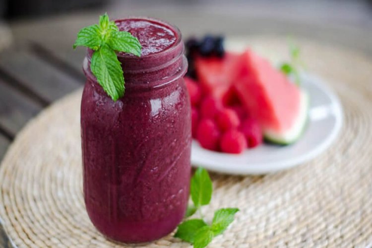 Смузи из арбуза, малины и черной смородины