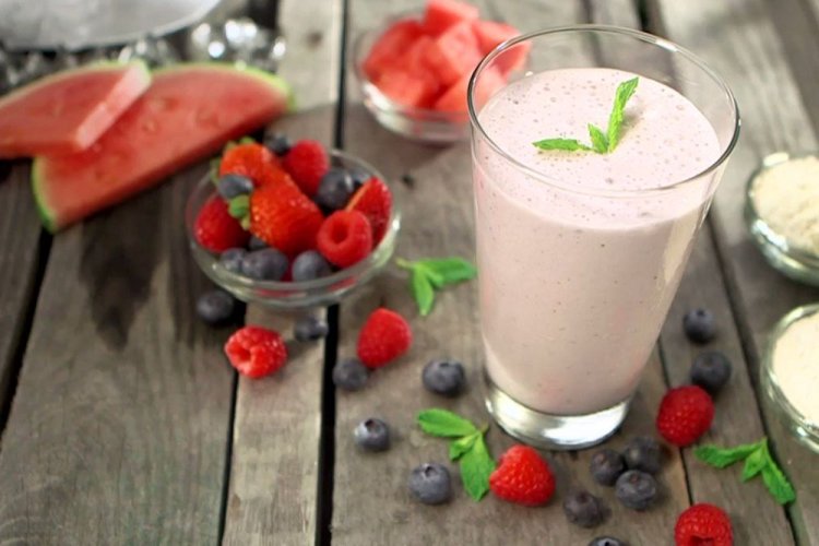 Молочный смузи с арбузом и лесными ягодами