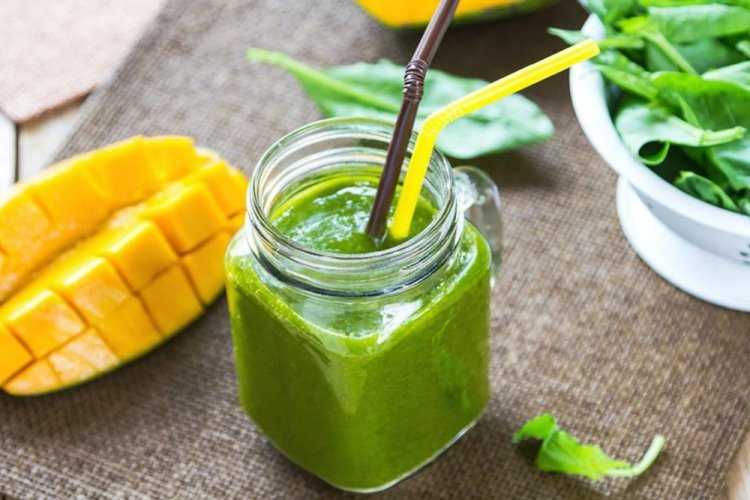 Смузи из манго и шпината