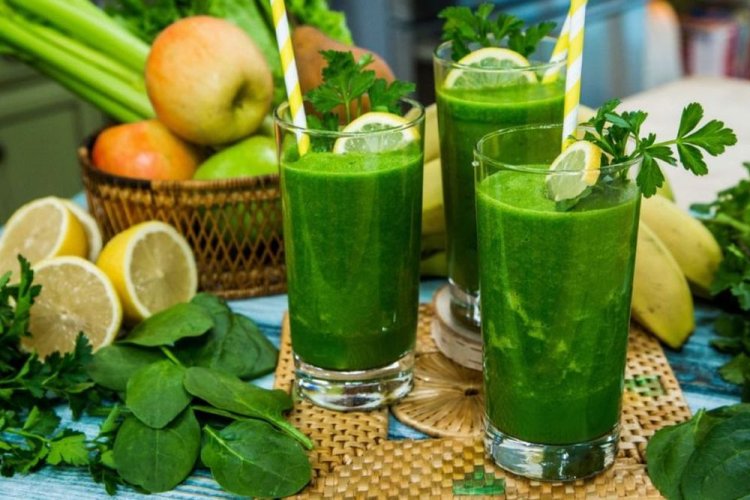 Смузи из яблок, зелени, сельдерея и лимона