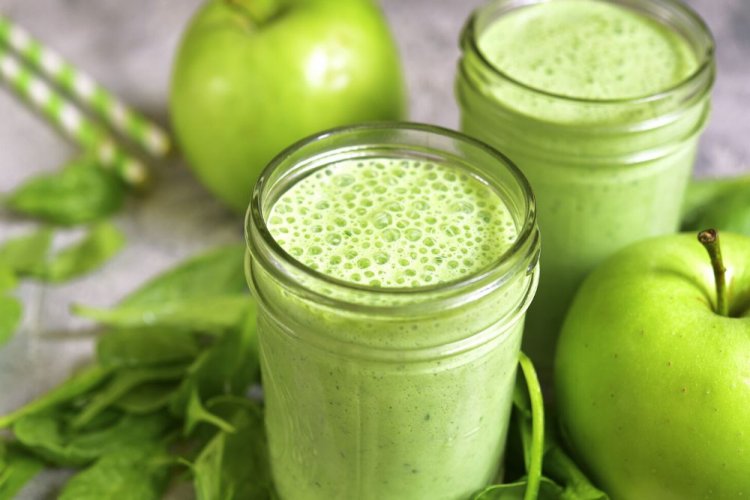 Зеленый смузи из яблок, шпината и кефира