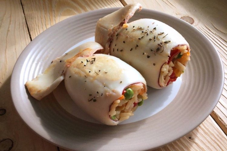Кальмары, фаршированные рисом и овощами