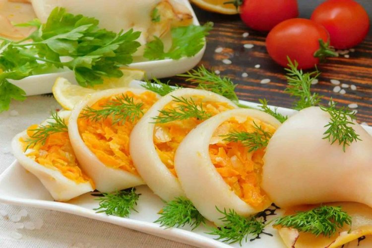 Кальмары, фаршированные морковью и луком