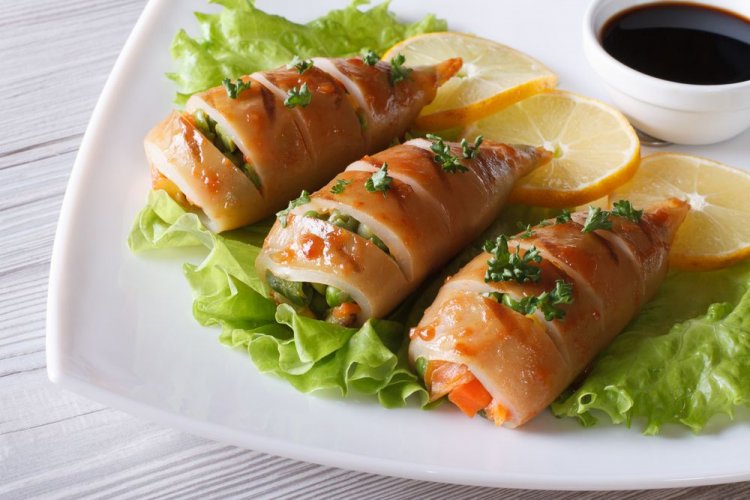 Фаршированные кальмары с овощами и беконом