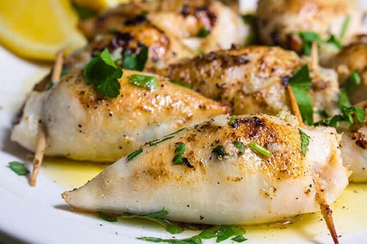 Кальмары, фаршированные морским коктейлем и рисом