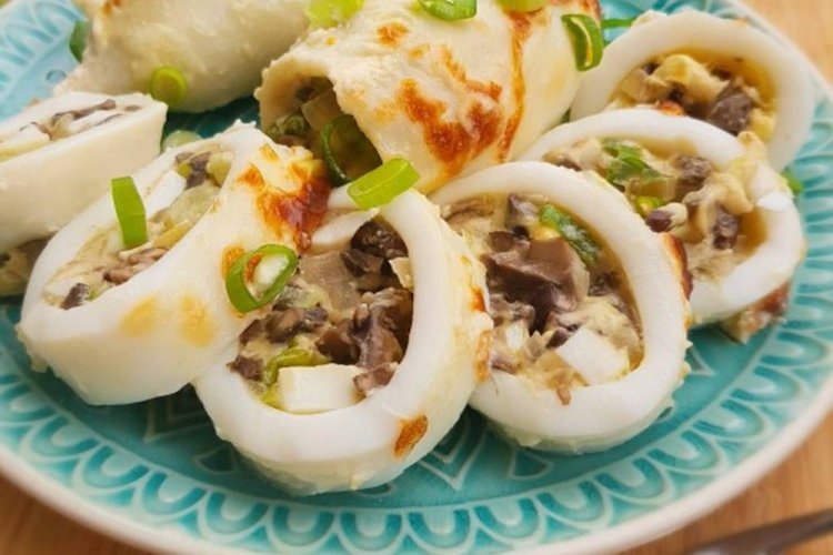 Кальмары, фаршированные шампиньонами и сыром