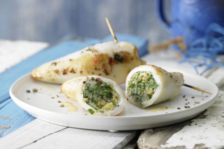 Кальмары, фаршированные рикоттой и зеленью