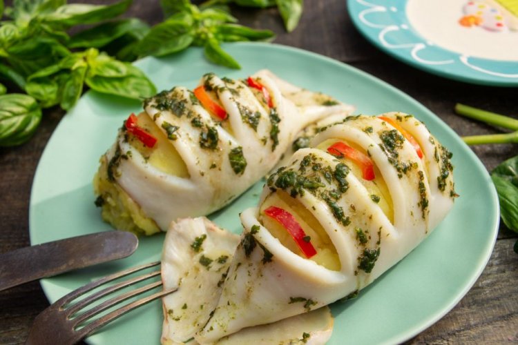Кальмары, фаршированные картошкой, сыром и болгарским перцем