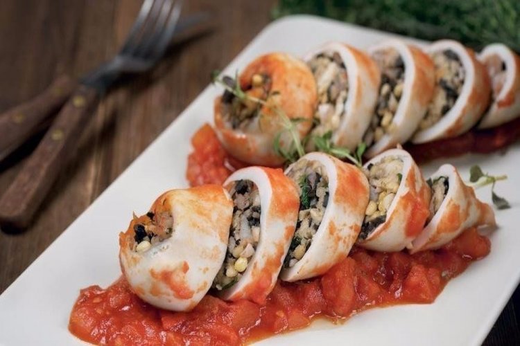 Фаршированные кальмары с оливками и кедровыми орешками