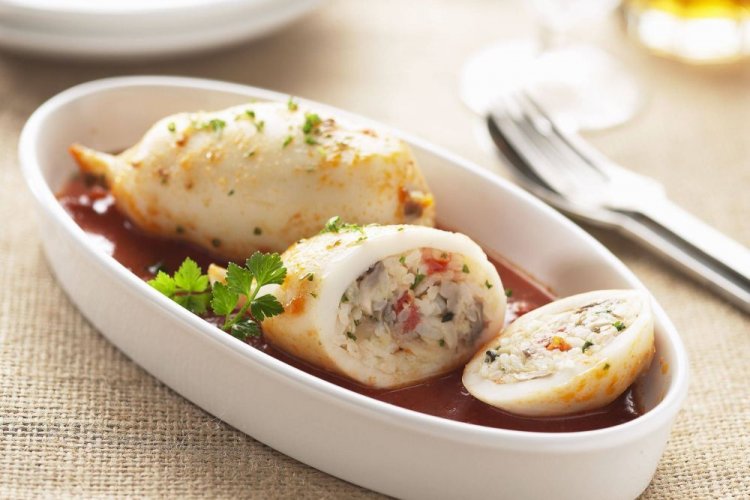 Фаршированные кальмары с шампиньонами, болгарским перцем и рисом