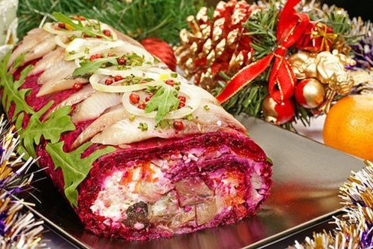 Селедка под шубой с орехами и плавленым сыром в виде рулета