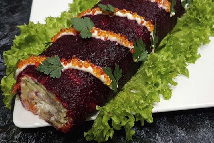 Рулет из селедки под шубой со свежими огурцами
