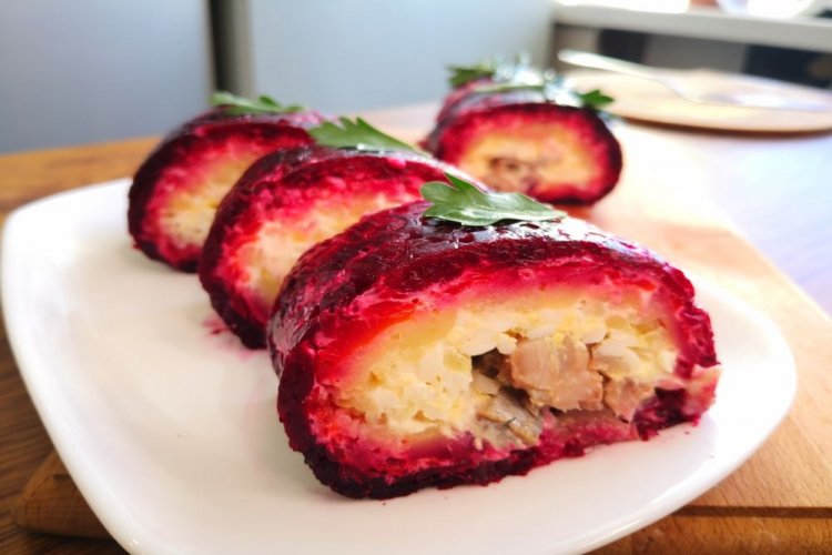 Рулет «Селедка под шубой» с перепелиными яйцами