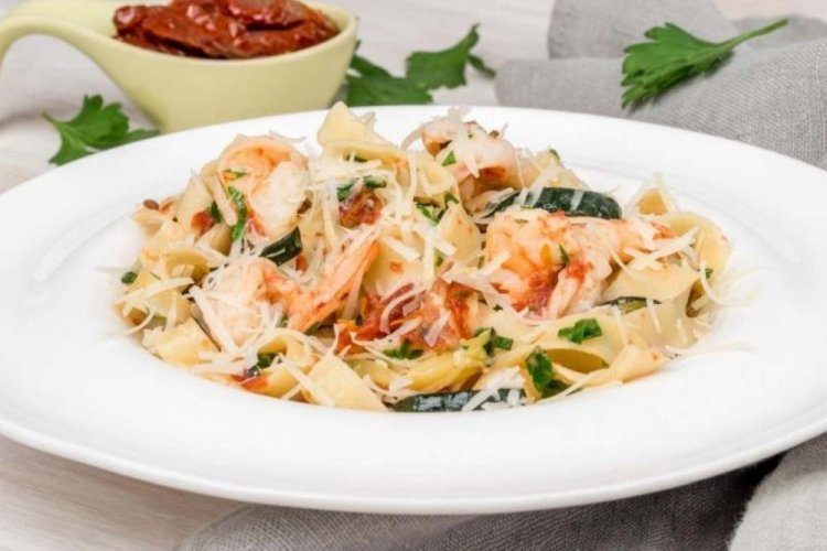 Паста с креветками, грибами и пармезаном