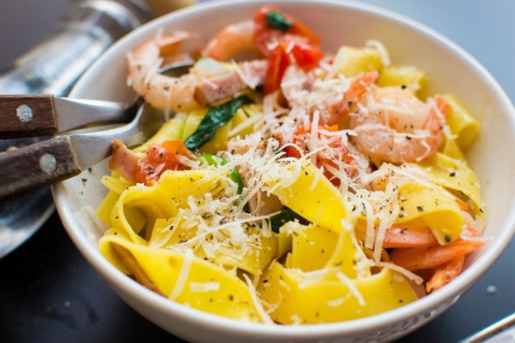 Паста с креветками, ветчиной и шпинатом