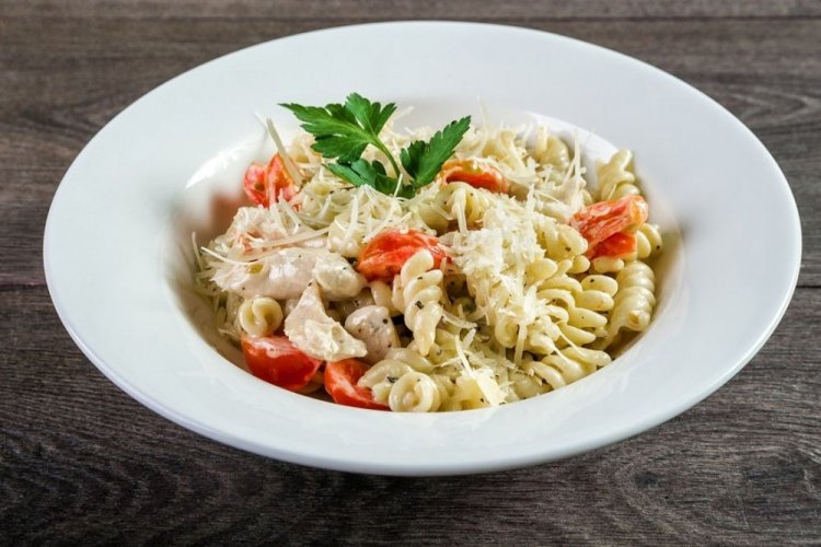 Паста с креветками, помидорами черри и пармезаном