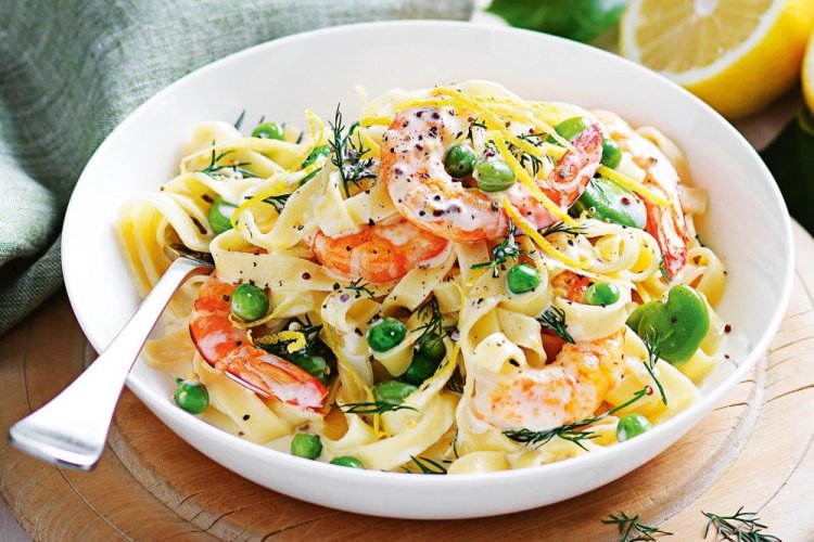 Паста с зеленым горошком, сладким перцем и креветками