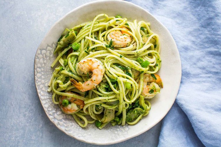 Паста с брокколи, зеленым горошком и креветками