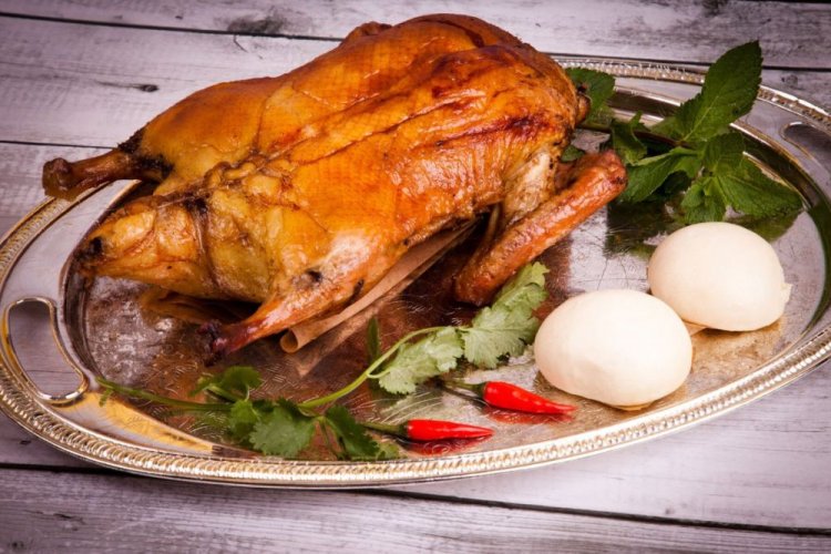 Утка по-пекински, фаршированная рисом и грибами