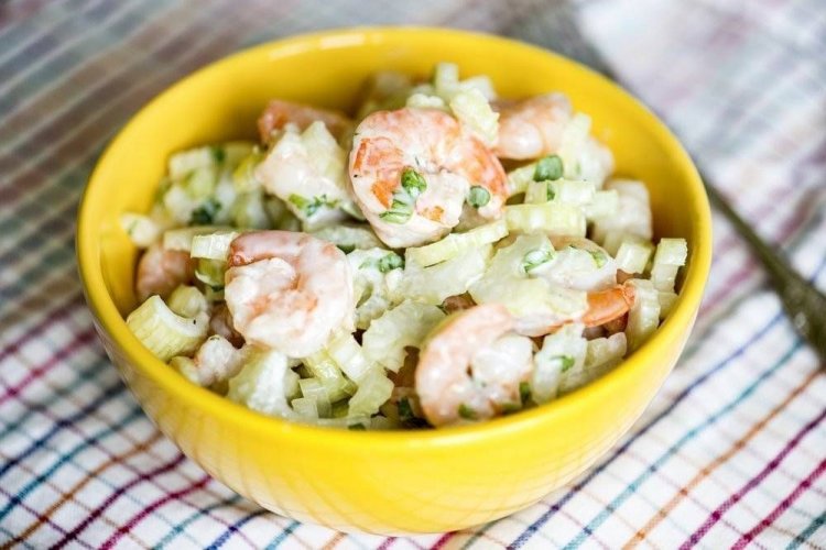 Салат с креветками, сельдереем, ананасом и сметаной