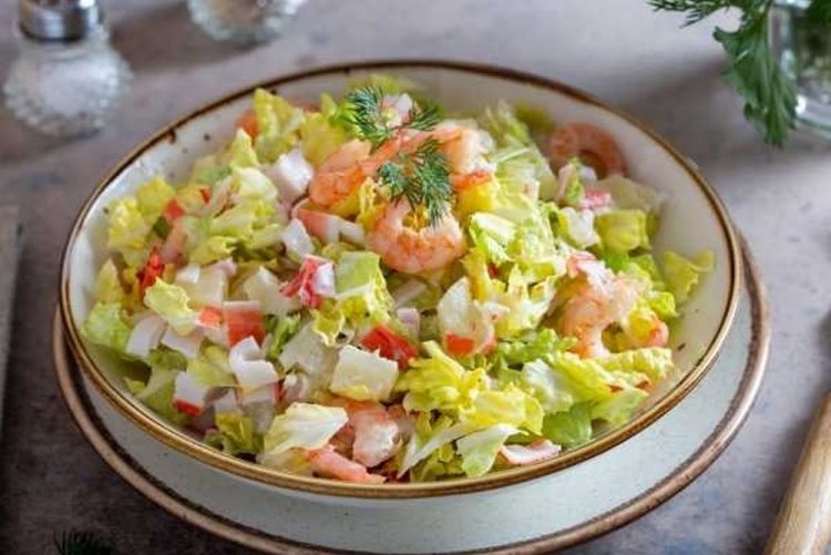Салат из ананаса, крабовых палочек, креветок и пекинской капусты