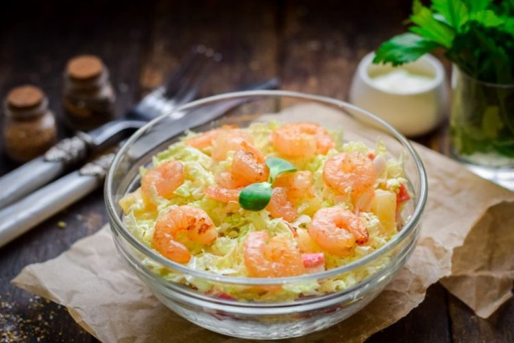 Простой салат с ананасом, пекинской капустой и жареными креветками