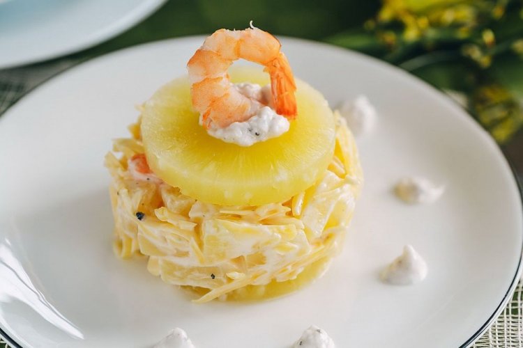 Салат с сыром, ананасом и креветками