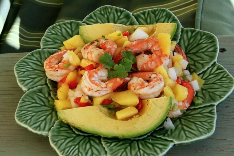 Салат с креветками, авокадо, ананасом и дыней