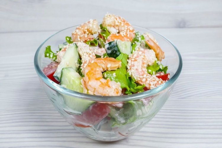 Салат с овощами, ананасом и креветками