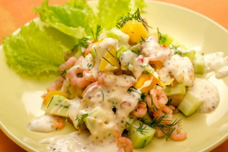 Салат с креветками, огурцами, ананасом и оригинальной заправкой