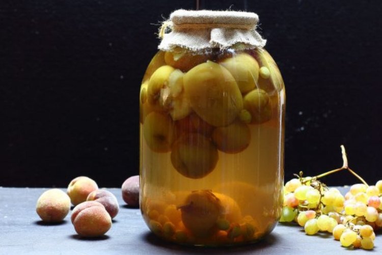 Компот из винограда и персиков на зиму